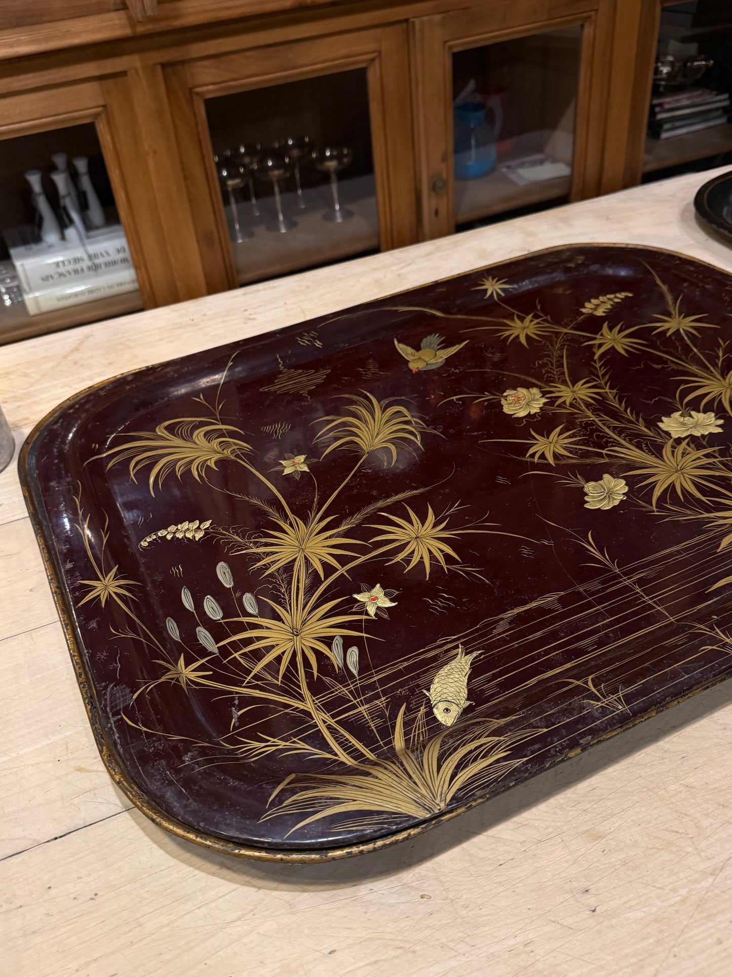 Bandeja lacada oriental con decoración en relieve