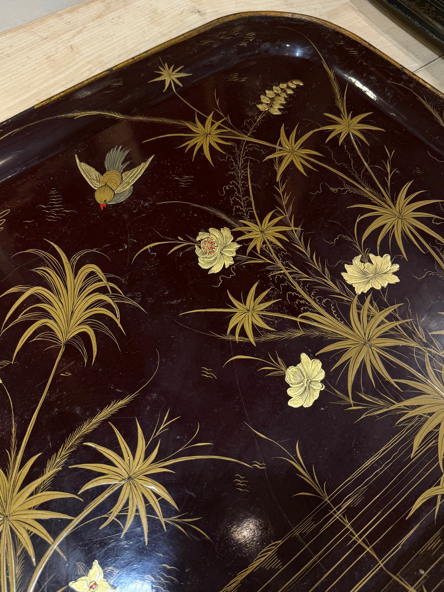 Bandeja lacada oriental con decoración en relieve