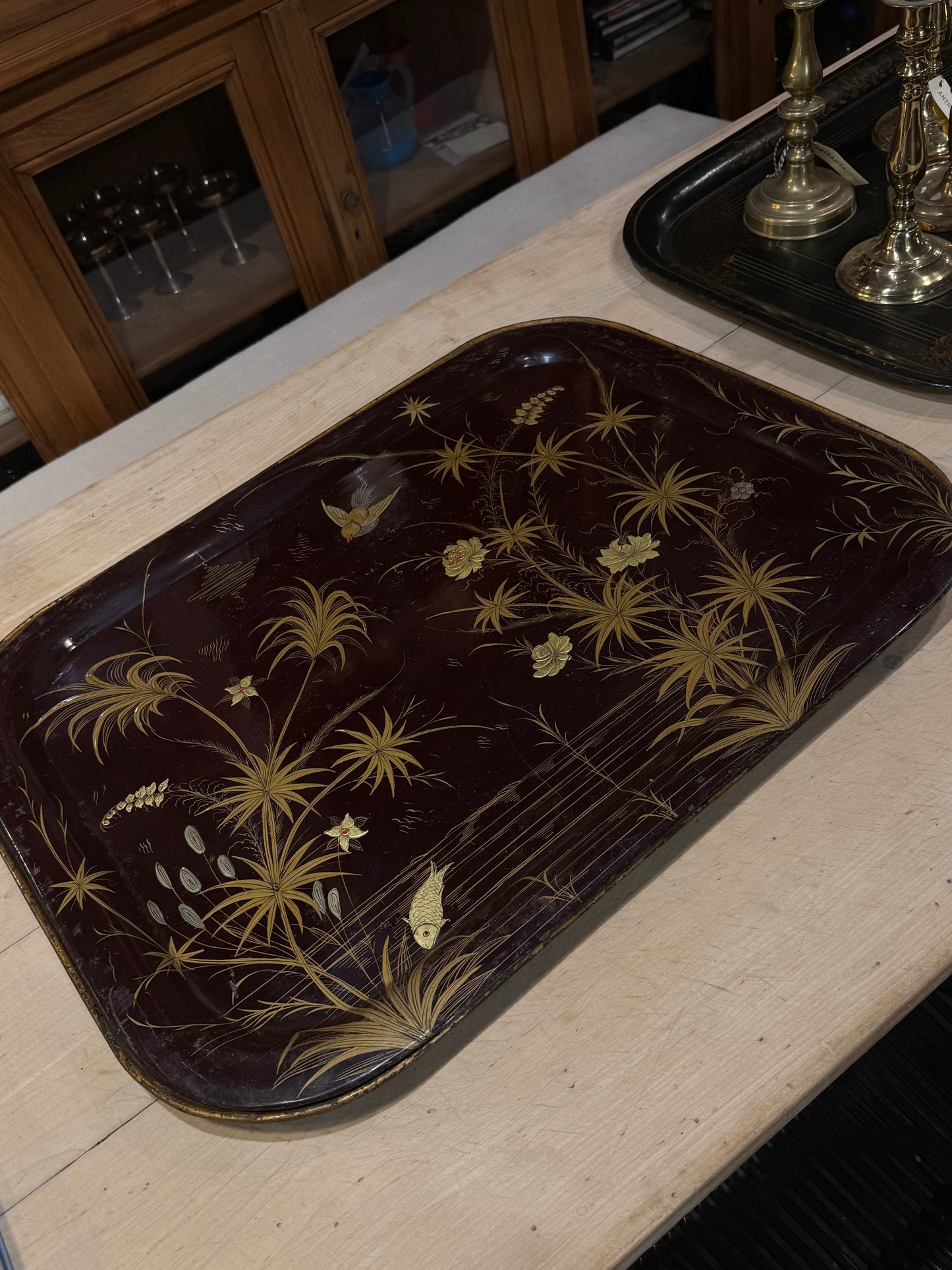 Bandeja lacada oriental con decoración en relieve