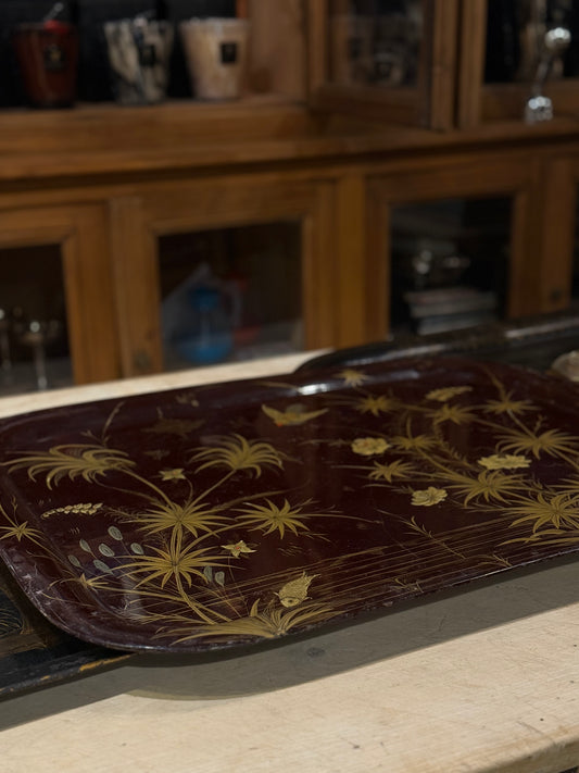 Bandeja lacada oriental con decoración en relieve