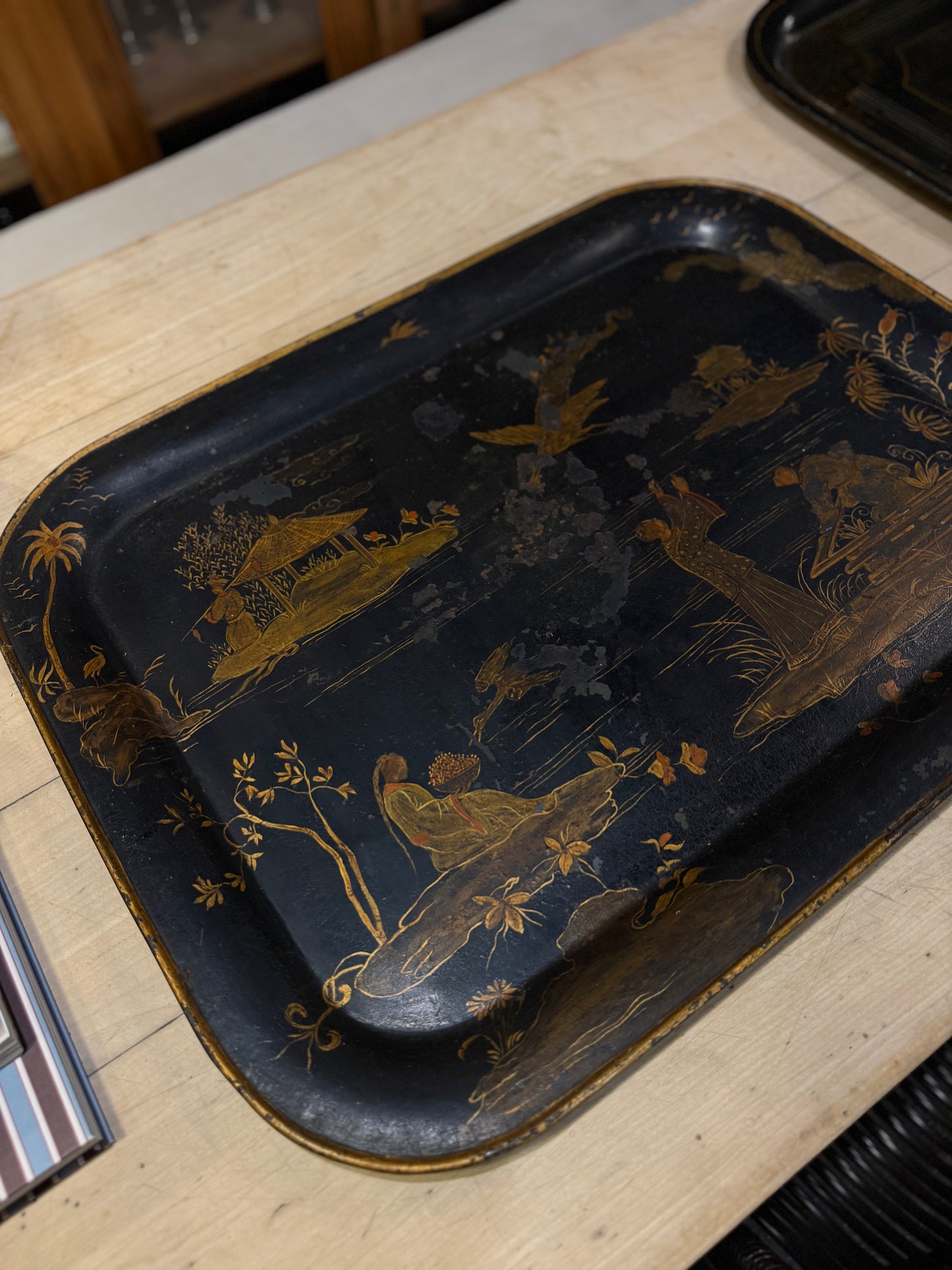 Bandeja japonesa de hierro lacado con decoración oriental