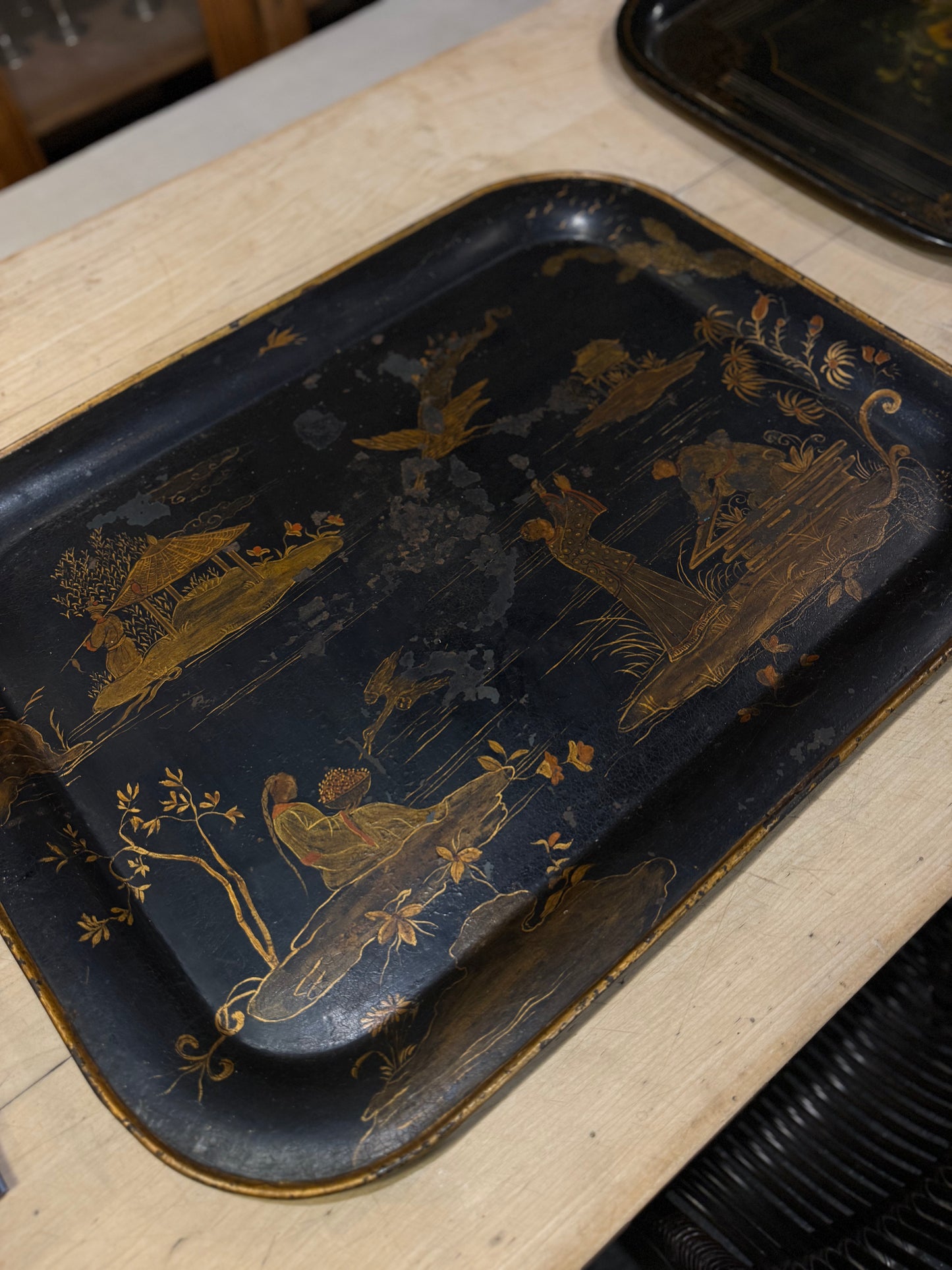 Bandeja japonesa de hierro lacado con decoración oriental