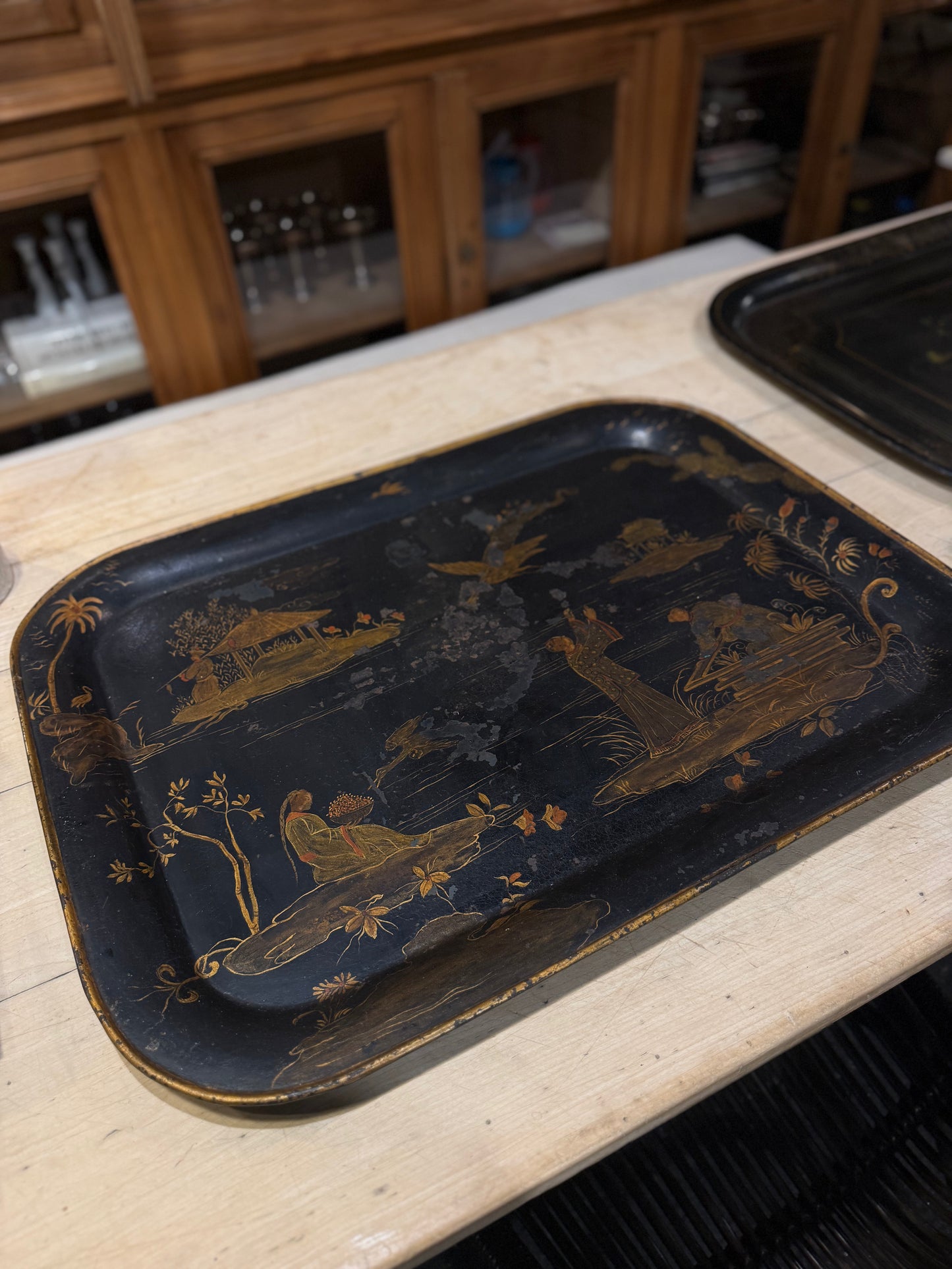 Bandeja japonesa de hierro lacado con decoración oriental