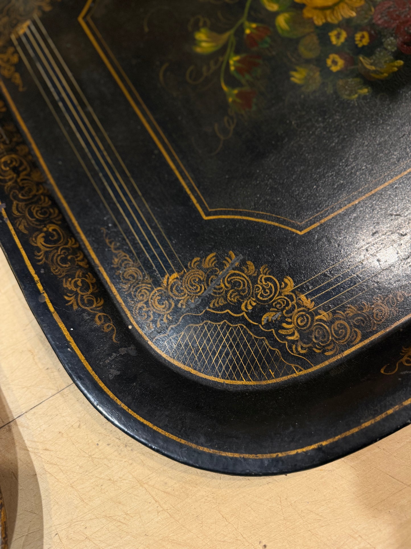 Bandeja lacada negra con decoración floral pintada a mano
