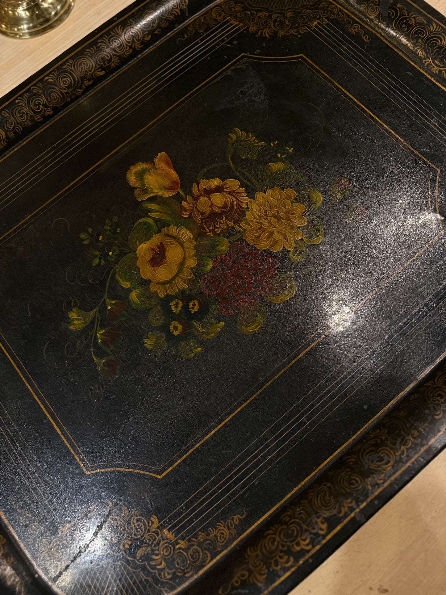 Bandeja lacada negra con decoración floral pintada a mano