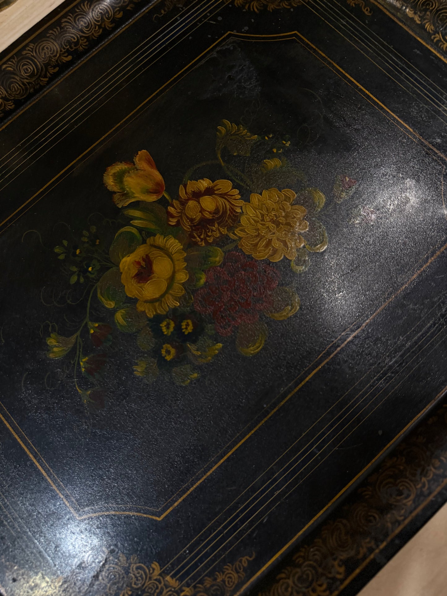 Bandeja lacada negra con decoración floral pintada a mano