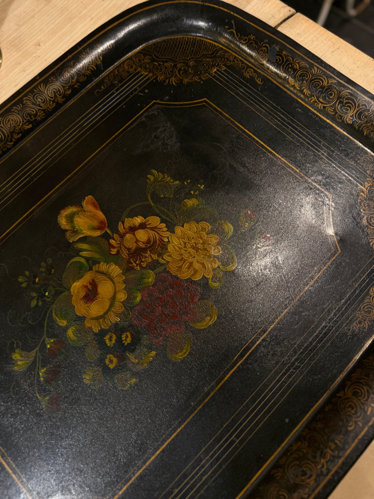 Bandeja lacada negra con decoración floral pintada a mano